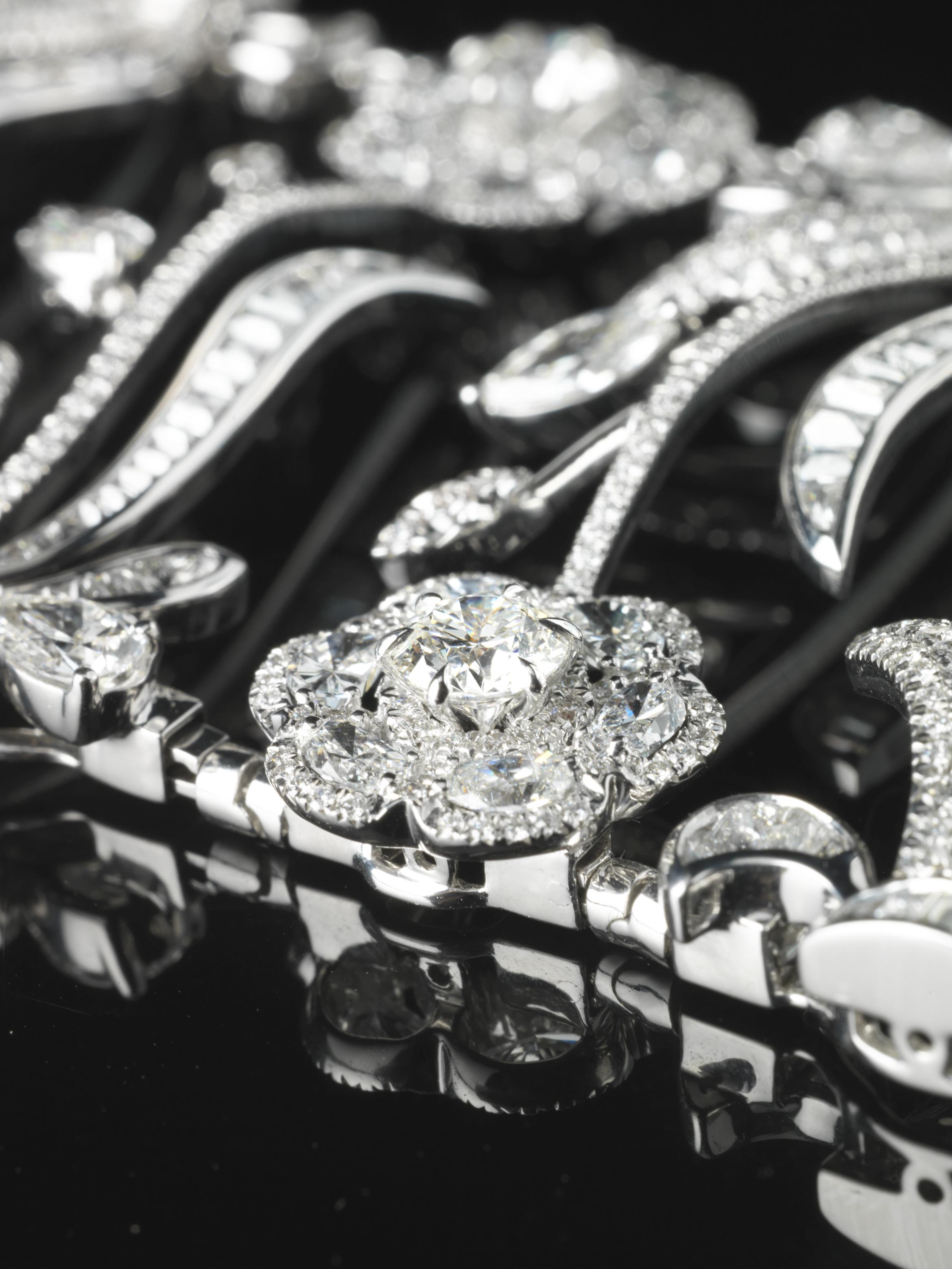 NIRAV MODI的珠寶製作工序嚴謹，只有符合高標準純度、清晰度及光澤度的鑽石才能通過篩選，令品牌每件珠寶均散發著無與倫比的璀璨光芒及完美色澤。