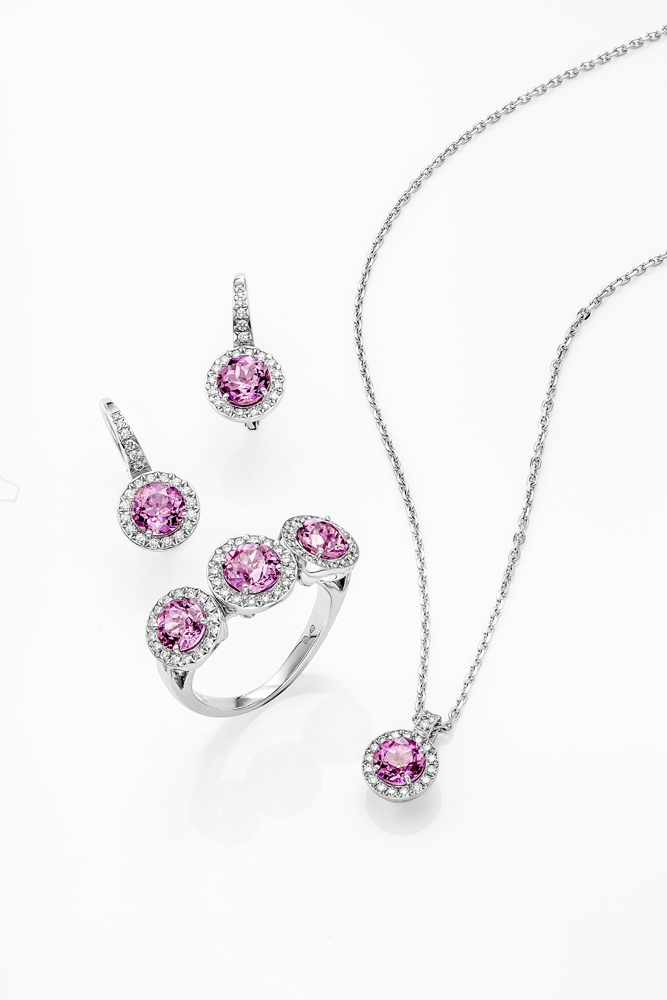 白金耳環，鑲襯2顆共重1.98克拉之粉紅色尖晶石，以及44顆共重0.23克拉之明亮式切割F-G色級/VS淨度鑽石。
