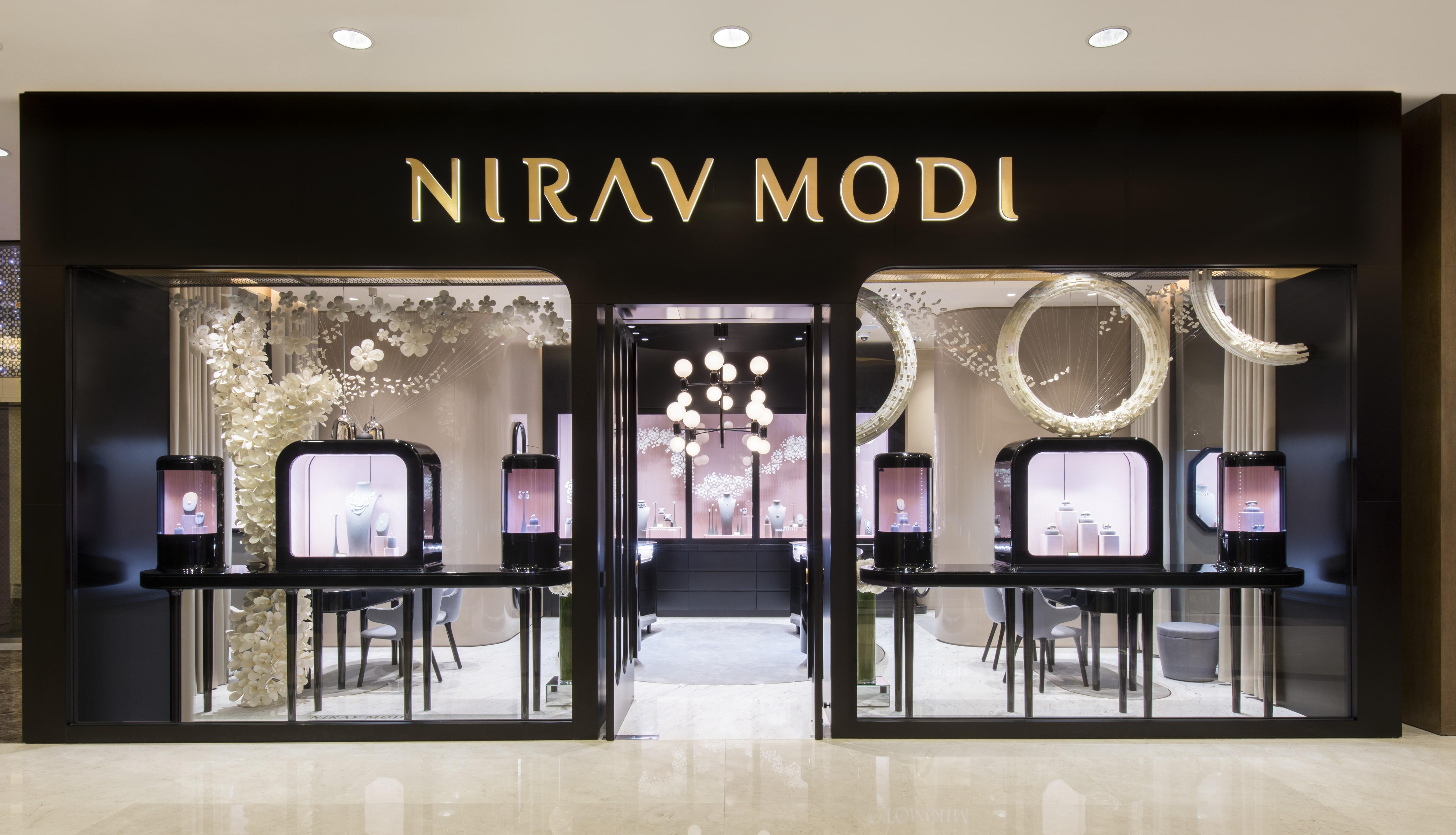 NIRAV MODI特意挑選尖沙咀圓方開設首間香港專門店。店內裝潢精緻奢華，令顧客在欣賞珠寶時，能盡情享受尊貴的購物體驗。