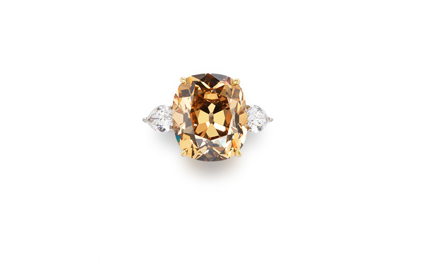 23.46克拉天然彩黃棕色VVS2淨度鑽石配鑽石戒指 鑽石共重約2.00克拉,戒指尺寸6¼,附GIA證書 估價：HK$2,500,000 - 3,500,000 