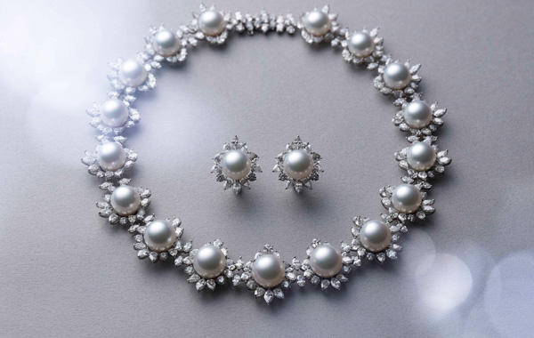 MIKIMOTO 18K白金白南洋珍珠(12.13-13.97mm) 項鍊配鑽石 (58.19ct) HK$5,270,000 / 18K白金白南洋珍珠(12.87-12.95mm) 耳環配鑽石(5.50ct)  HK$592,000 