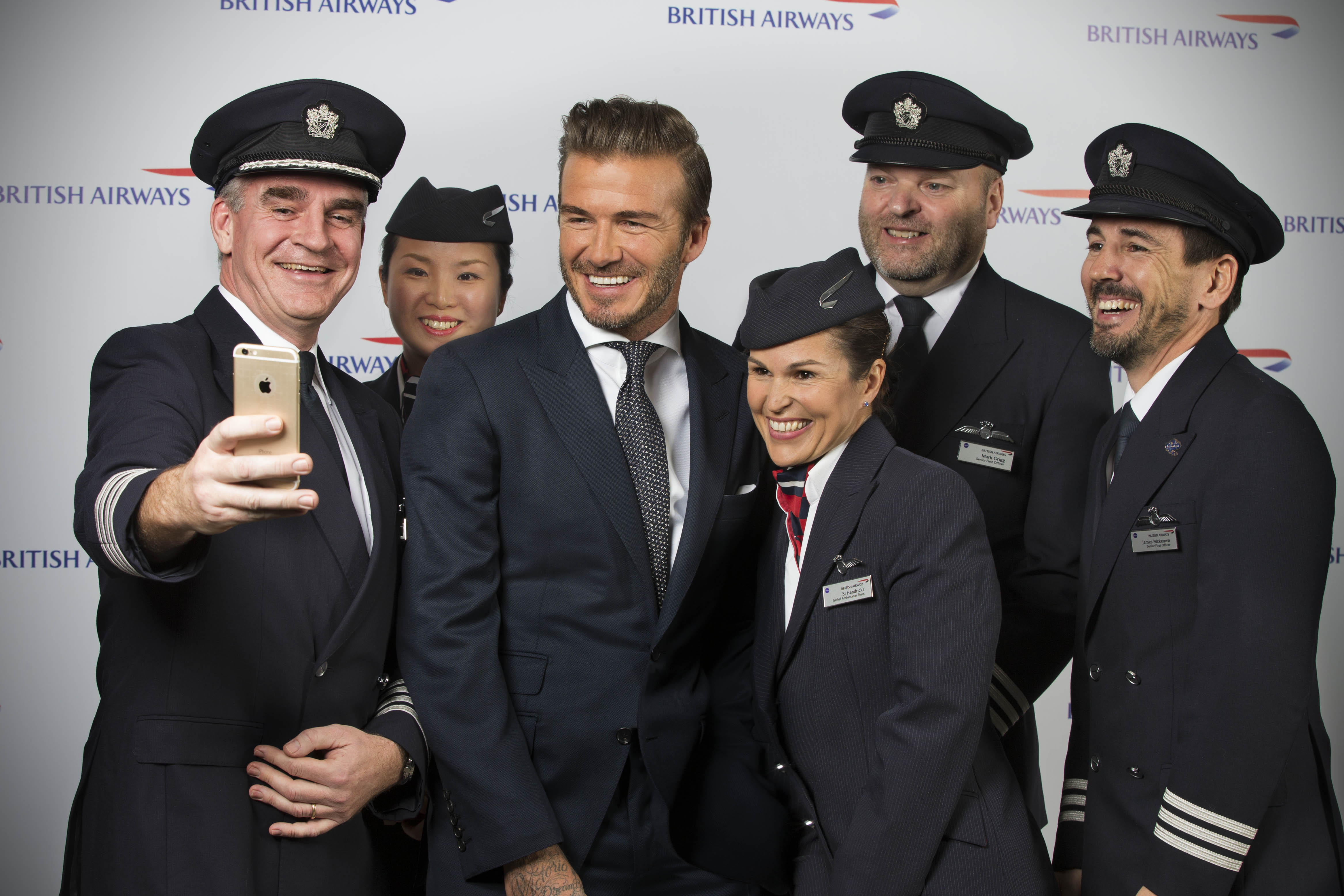 David Beckham poses for a selfie with Briitsh Airways pilots and cabin crew (c) Wouter Kingma