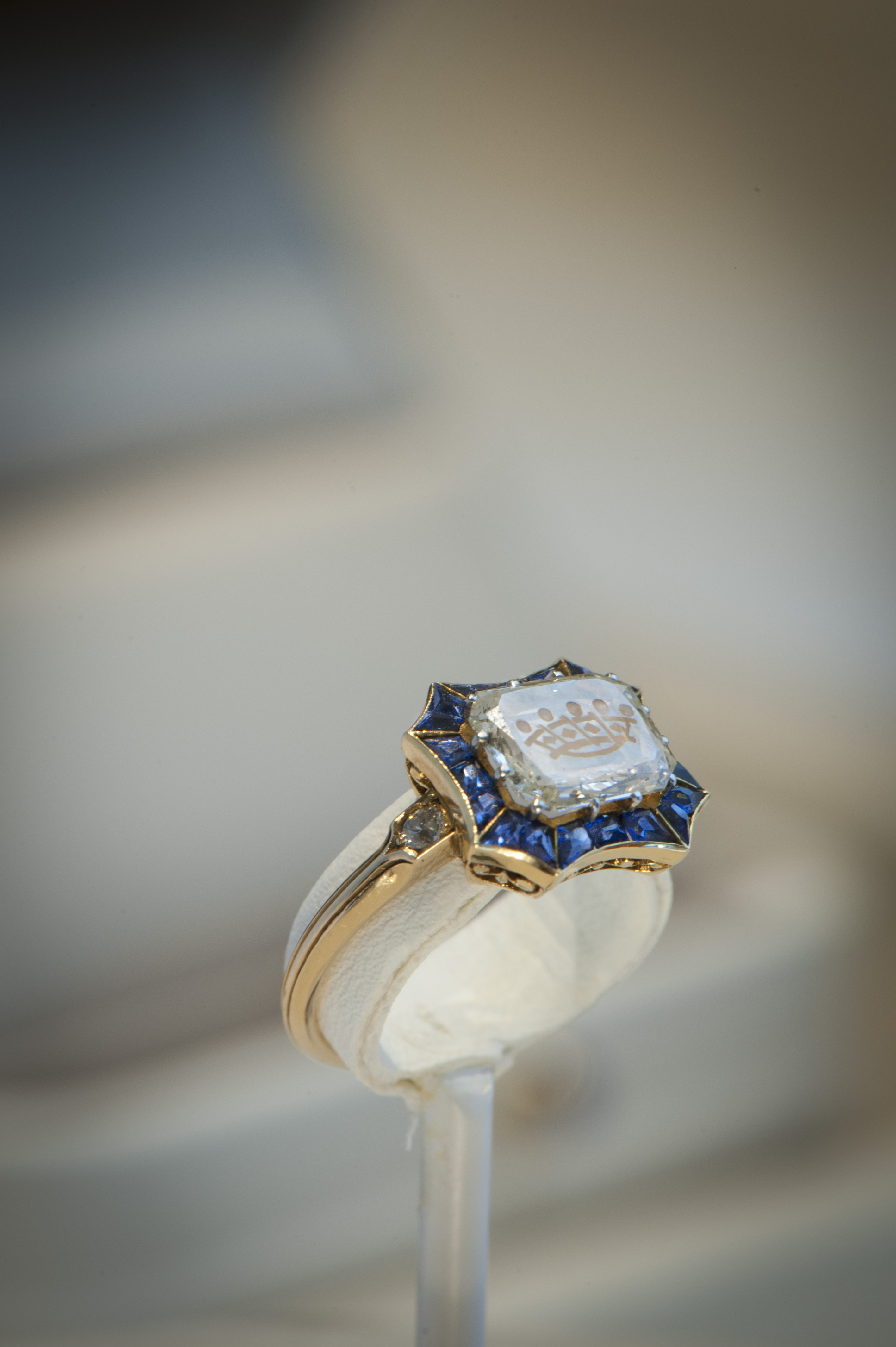 Gold ring with baron crown engraved on diamond (1)