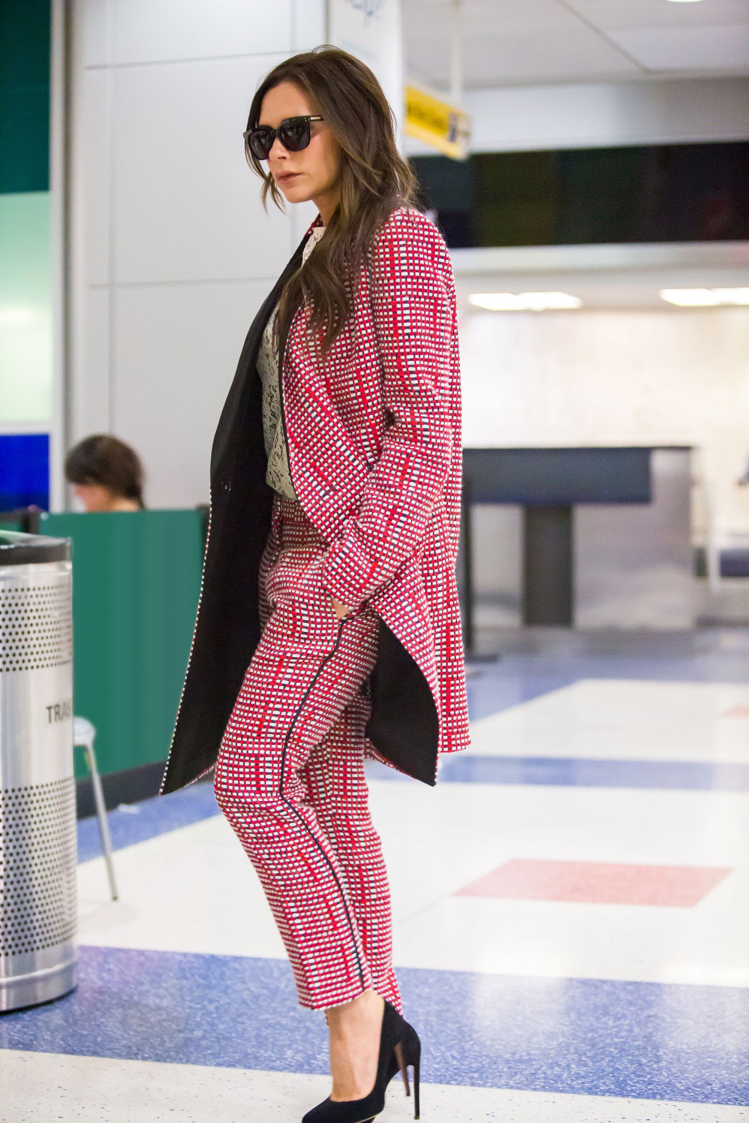 NEW YORK, NY - MAY 31: Victoria Beckham is seen arriving at JFK Airport on May 31, 2015 in New York City. (Photo by Alessio Botticelli/GC Images)
