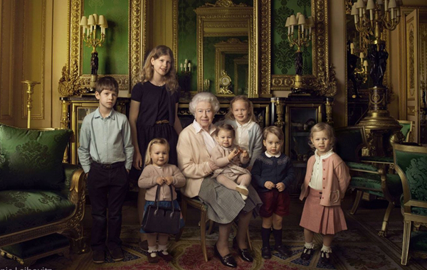 Annie Leibovitz不只一次為英女皇拍攝人像。早前發佈，英女皇慶祝90大壽與皇室小成員一起拍攝的照片，也是由Annie Leibovitz操刀。