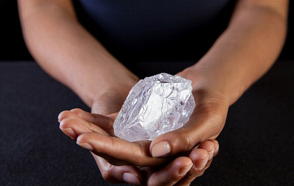 倫敦蘇富比將於6月29日拍賣一顆重1,109卡（！）的巨鑽原石，這是過百年以來被發現最大的寶石級鑽石原石，估價逾7,000萬美元，經切割打磨後很可能成為現存最大顆的頂級鑽石。