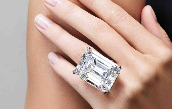紐約蘇富比於2015年拍賣一顆100.20卡的無瑕鑽石，被評為D級「比白鑽還要白」的鑽石，內部極純，堪稱是完美鑽石。