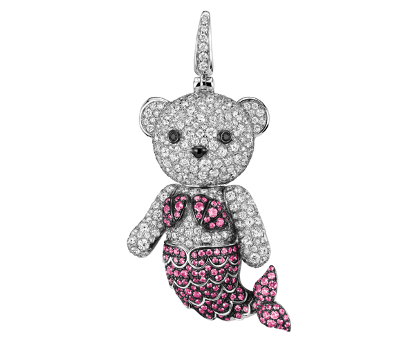QEELIN Mermaid Bo Bo 18K白金項鏈，鑲嵌了Pave鑽石及粉紅藍寶石 （HK$ 153,800）