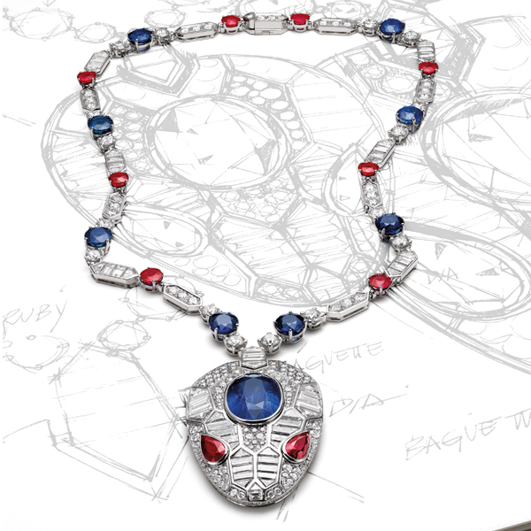 Serpenti Seduttori白金項鏈鑲嵌上閃閃發亮的藍寶石、紅寶石及狹長形鑽石，蛇首鑲有一顆矚目的藍寶石，更見珍貴誘人。幾何形蛇首採用BVLGARI獨特的六邊形模組圖案，以此作為靈蛇的鱗片。