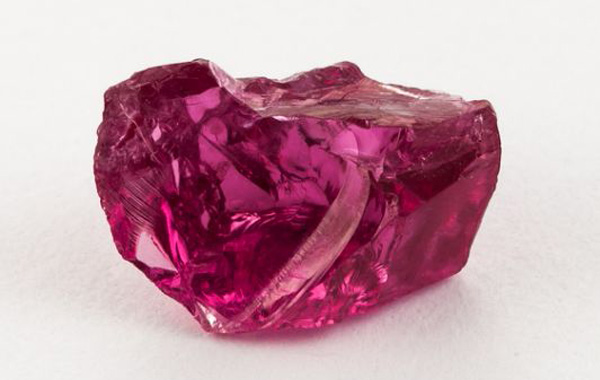 這是一顆粉紅尖晶石 （Pink Spinel）的原石，即使未經打磨，看起來也相當通透，而且色澤明艷張揚。