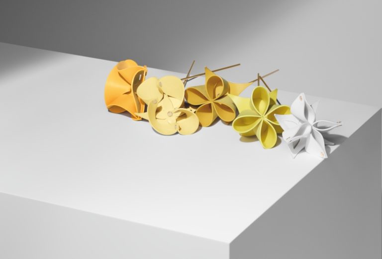 Atelier Oï設計的Origami Flower、Leather Rosace花瓶及托盤和椅墊