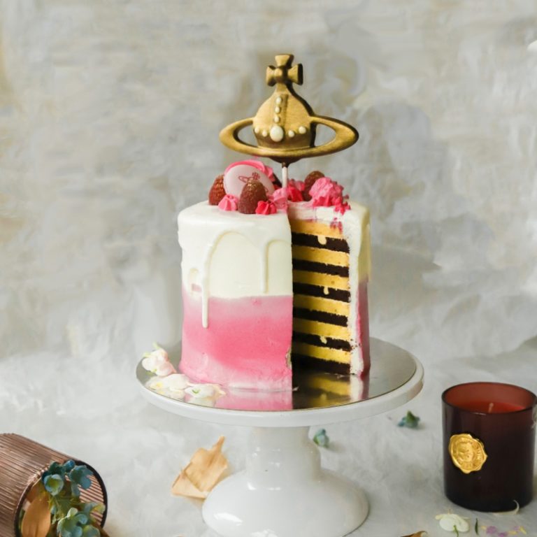 Vivienne Westwood Café全球首次推出3款5吋手工藝蛋糕，當中主打的「DEAREST」絕對能討得媽媽歡心