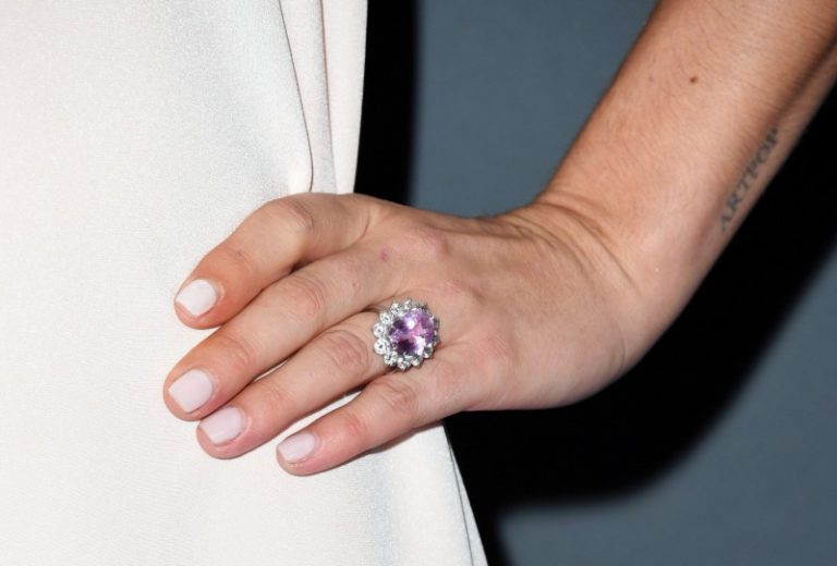 Lady Gaga於2018年收下當時的未婚夫Christian Carino 所送贈約為6克拉的花式粉紅色鑽石戒指作為訂婚戒